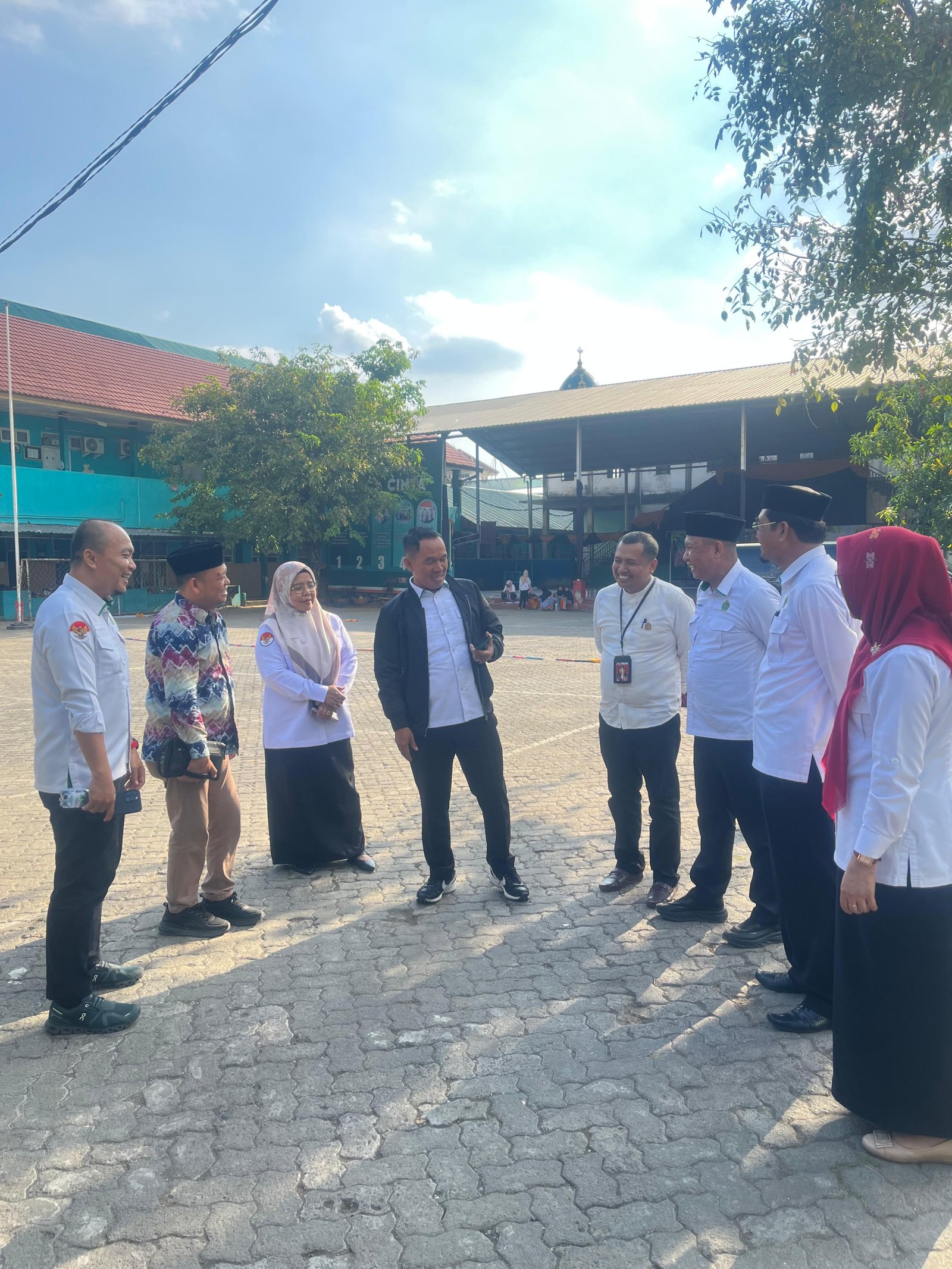 Dukung Peningkatan Mutu Madrasah, Kepala Subdit Sarpras Kemenag RI Tinjau Proyek SBSN di MTsN 1 Kota Makassar