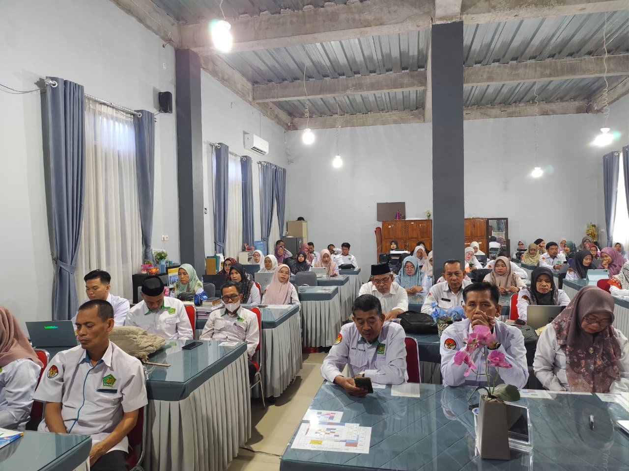 MTsN 1 Kota Makassar Siap Terapkan KMA Nomor 736 Tahun 2026 melalui Rapat Pembagian Tugas Mengajar dan Persiapan KBM