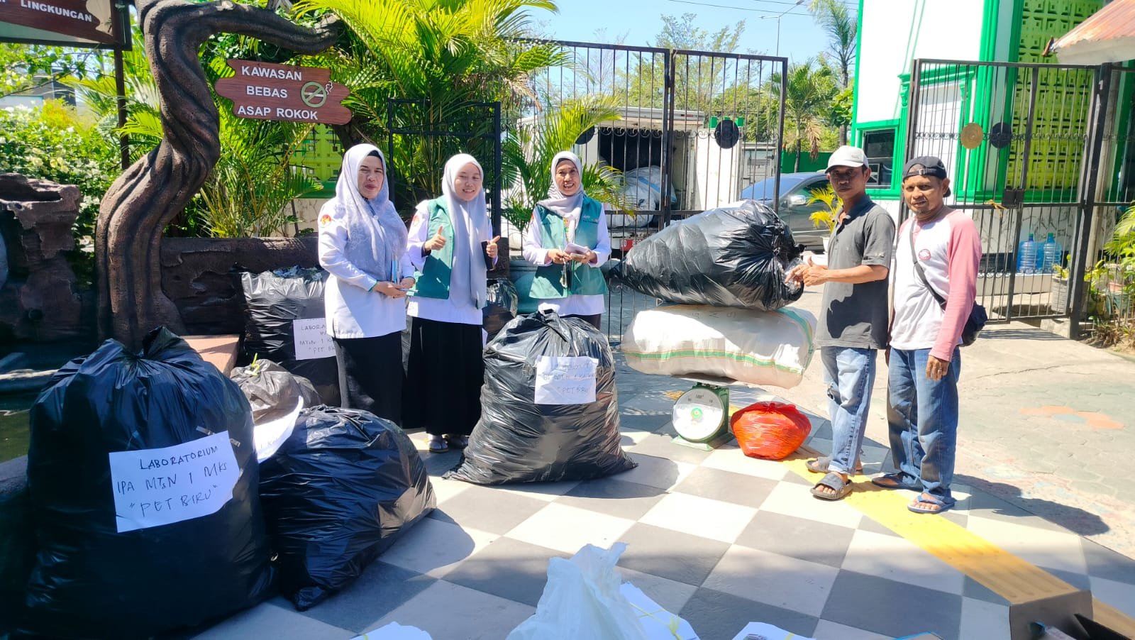 Laboratorium IPA MTsN 1 Kota Makassar Hadirkan Inovasi LADIG PELANGI, Ubah Sampah Jadi Aksi Nyata Peduli Lingkungan