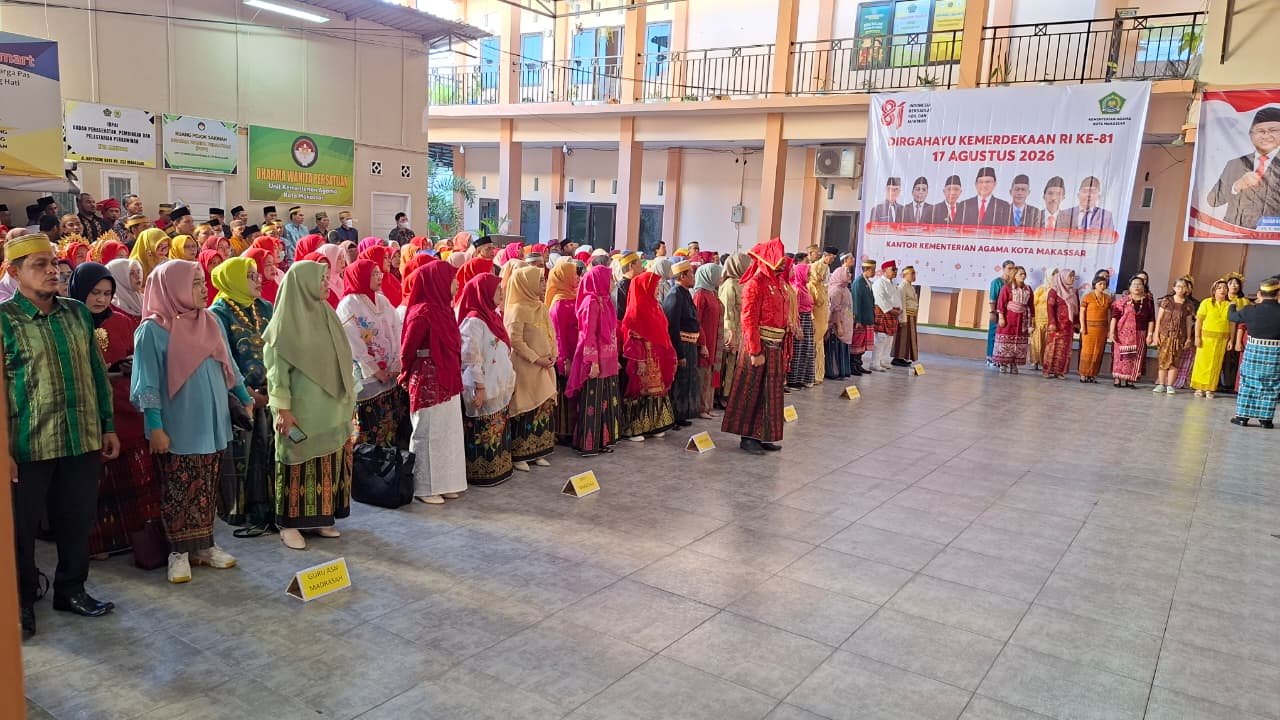 Semarak HUT Ke-81 RI, MTsN 1 Kota Makassar Ikuti Upacara di Kemenag Kota Makassar