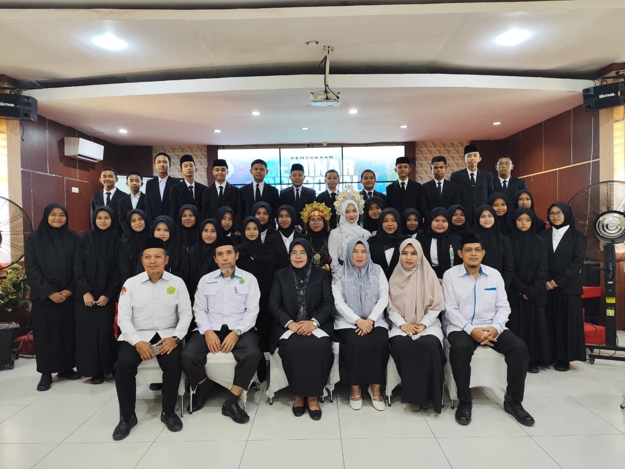 Asah Nalar Ilmiah, Murid Kelas VIII Sains dan Riset MTsN 1 Kota Makassar Gelar Seminar Proposal Karya Tulis Ilmiah