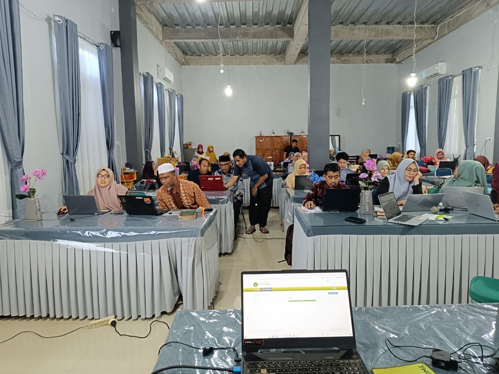 Penyusunan Bahan Ajar dengan Aplikasi LMS Berbasis Digital di MTsN 1 Kota Makassar