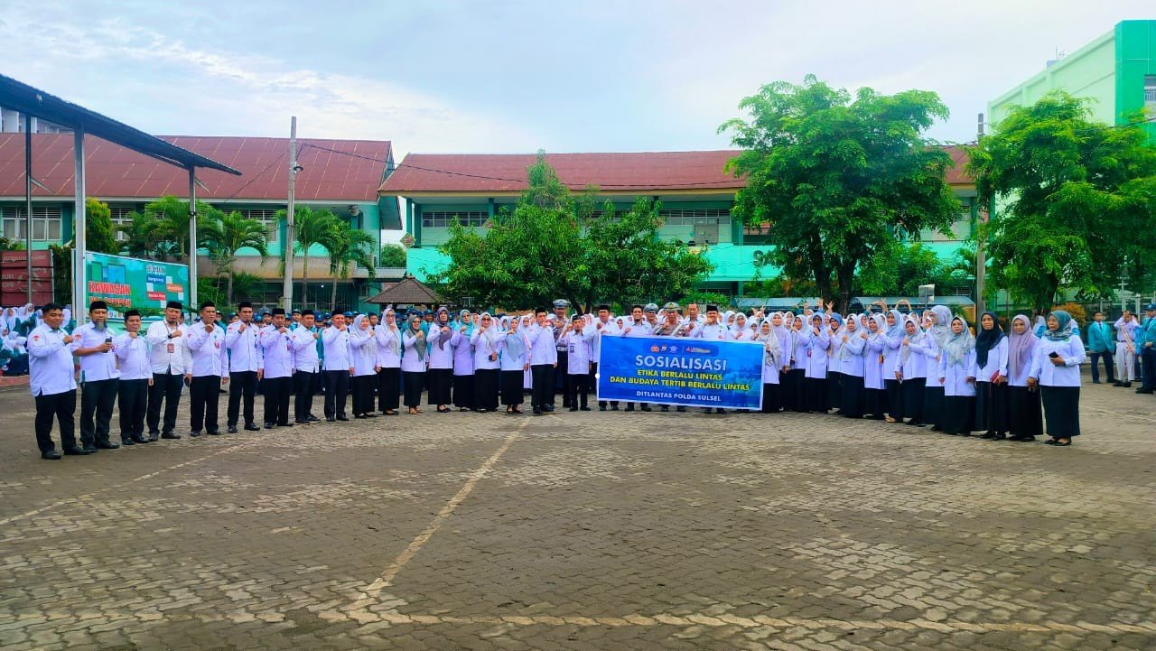 Sosialisasi Etika Berlalu Lintas dan Budaya Tertib Berlalu Lintas Ditlantas Polda Sulsel di MTsN 1 Kota Makassar