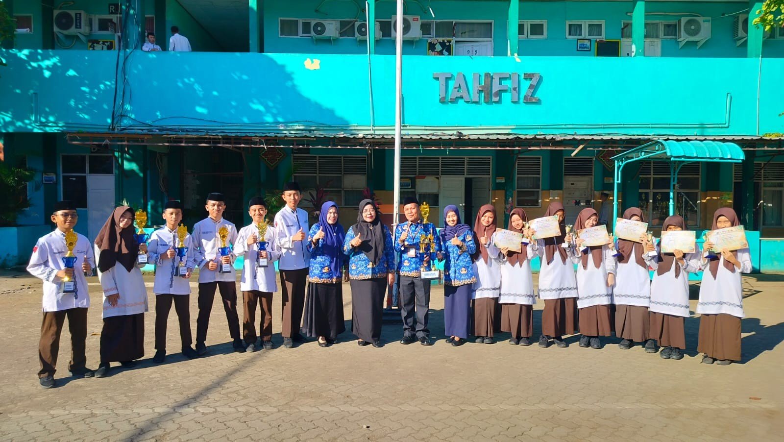 MTsN 1 Kota Makassar Gelar Upacara Hari Kesadaran Nasional, dan Apresiasi Siswa Berprestasi